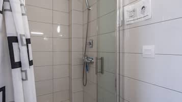 Shower, free toiletries, towels