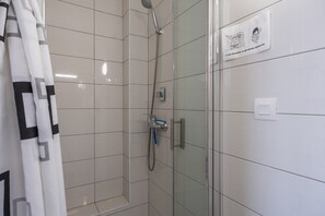 Shower, free toiletries, towels - Le Cyclamens – Comfortable Stay Near Rodez, Ideal for 2 Guests (Onet le Château)