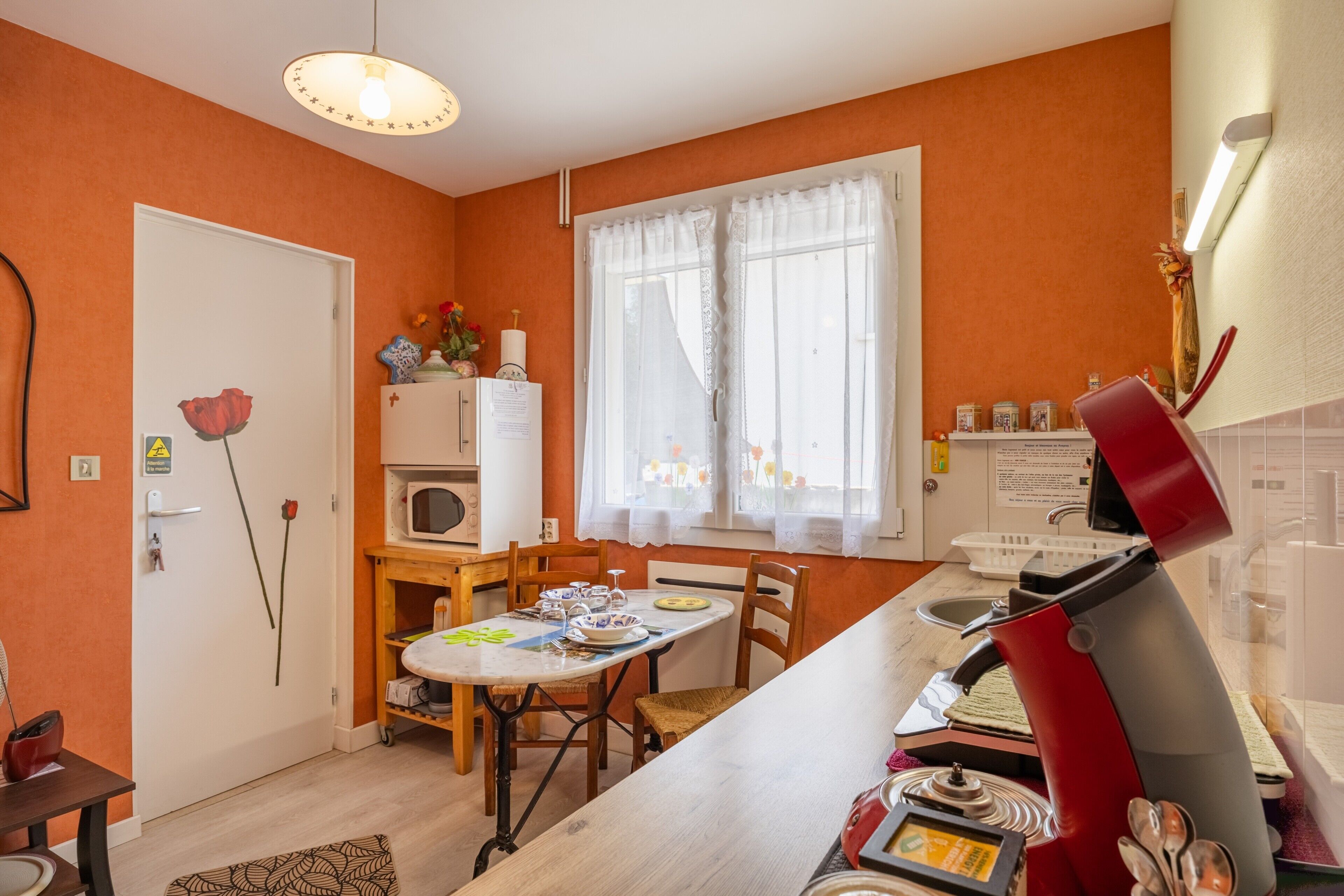 Frigorífico, microondas, placa de cocina y cafetera o tetera