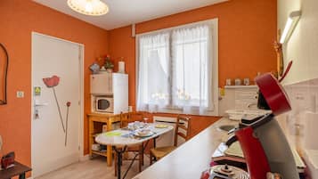 Frigorífico, microondas, placa de cocina y cafetera o tetera