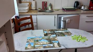 Jääkaappi, mikroaaltouuni, liesi, kahvin-/teenkeitin