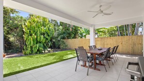 Outdoor dining - Roderick Street 83, Moffat Beach (Moffat Beach)