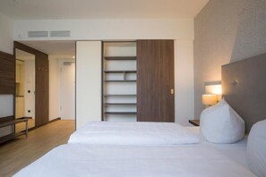 Deluxe-Doppelzimmer, Stadtblick | Zimmersafe, individuell eingerichtet, Schreibtisch