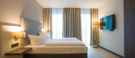 Brankas, ruang kerja ramah laptop, tirai kedap cahaya, dan kedap suara