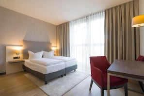 Chambre Deluxe double, vue sur la ville | Coffre-fort, ameublement unique, bureau