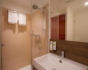 Douche, séchoir à cheveux, savon, shampooing