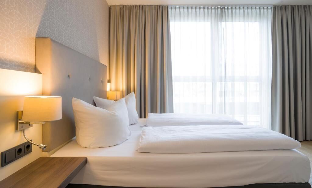 Deluxe-Doppelzimmer, Stadtblick | Zimmersafe, laptopgeeigneter Arbeitsplatz, Verdunkelungsvorhänge