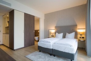 Deluxe-Doppelzimmer, Stadtblick | Zimmersafe, laptopgeeigneter Arbeitsplatz, Verdunkelungsvorhänge