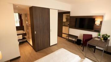 Chambre Double Deluxe, vue ville | Coffres-forts dans les chambres, ameublement personnalisé, bureau