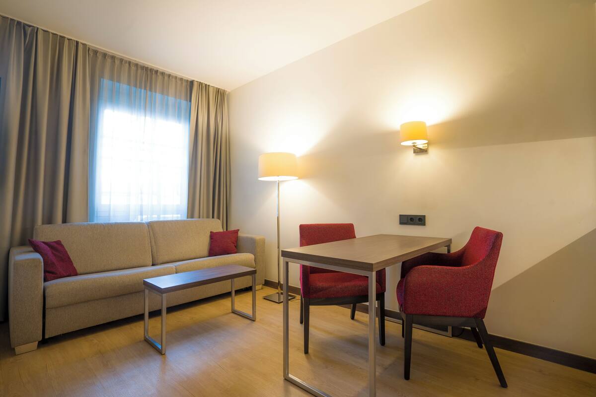 Classic Suite, City View | Living area