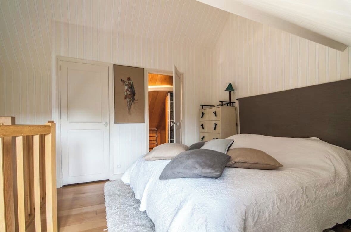 Ferros/tábuas de passar roupa, acesso à internet, roupa de cama