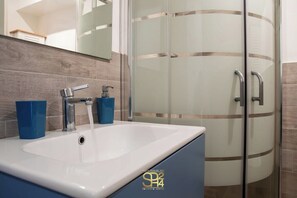 Shower - Harbor Alley (Alghero)