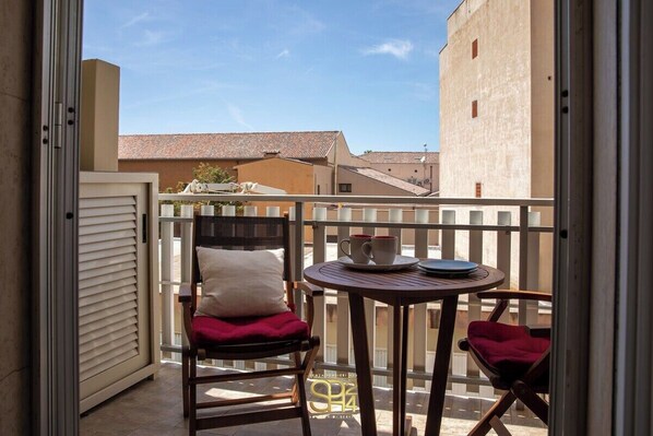 Outdoor dining - Harbor Alley (Alghero)