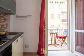 Fridge, oven, stovetop, cookware/dishes/utensils - Harbor Alley (Alghero)