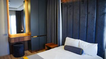 Tabla de planchar con plancha, wifi y ropa de cama