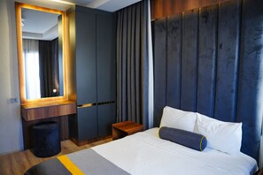 Tabla de planchar con plancha, wifi y ropa de cama 