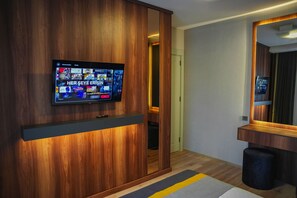 Tabla de planchar con plancha, wifi y ropa de cama 