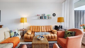A living room with a sofa, armchairs, a coffee table, and a bookshelf. - Apartment 'Schönblick' in a Quiet Location with Beautiful Views, Indoor Pool (Höchenschwand)