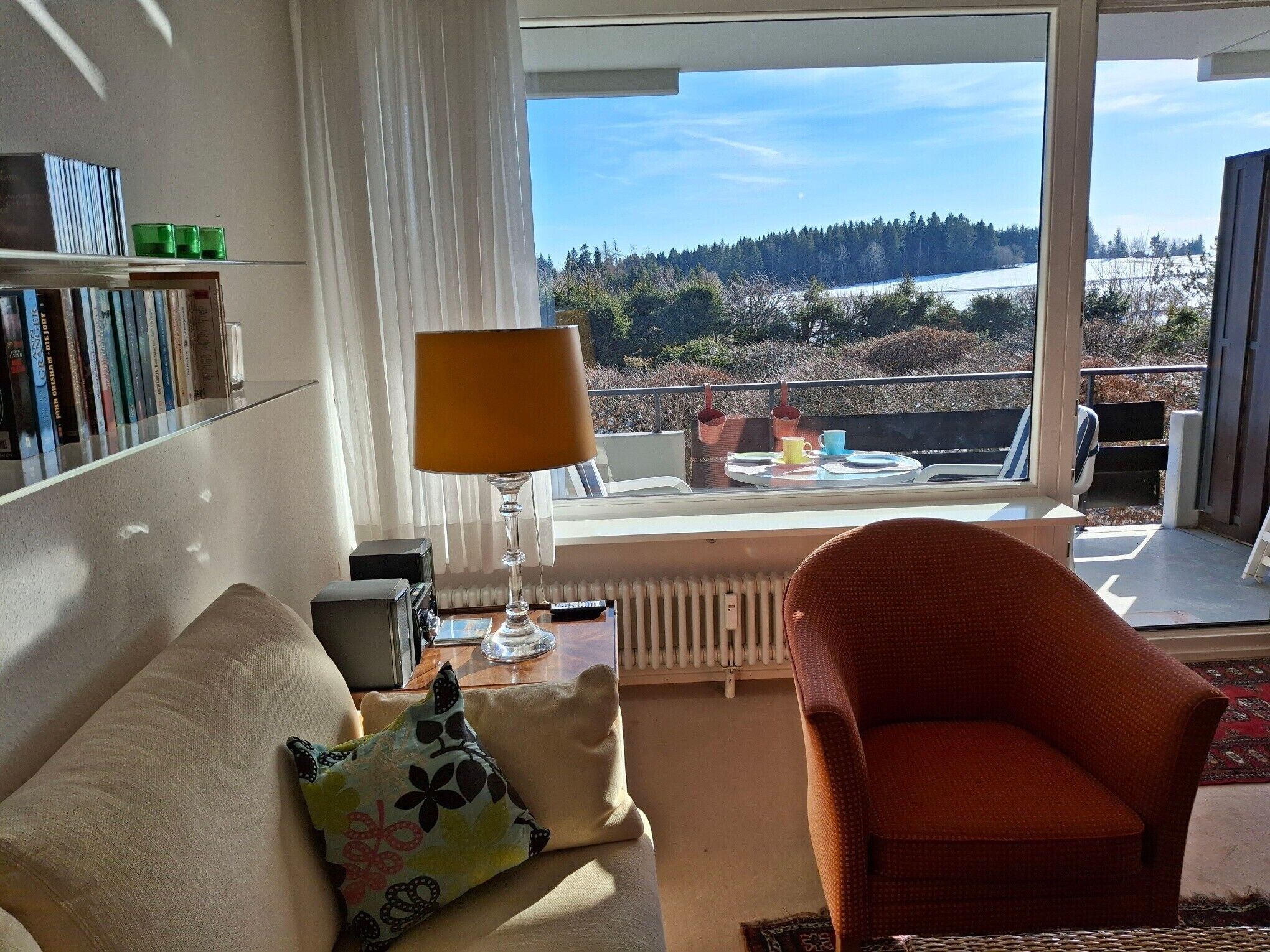 Una televisión, un reproductor estéreo