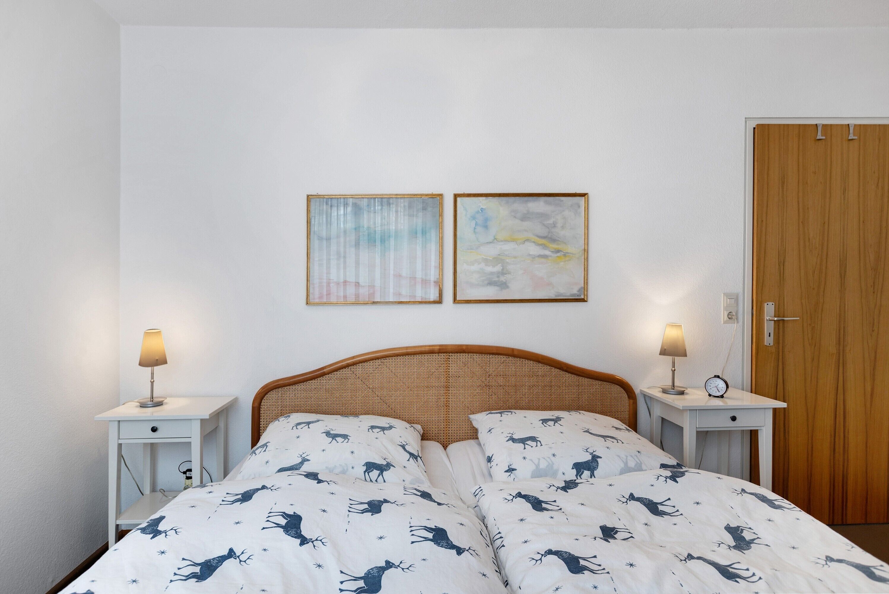 Tabla de planchar con plancha, wifi, ropa de cama