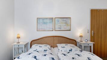 Tabla de planchar con plancha, wifi, ropa de cama