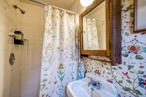 Suite, 1 Queen Bed | Bathroom - Highland Ave (Norwalk)