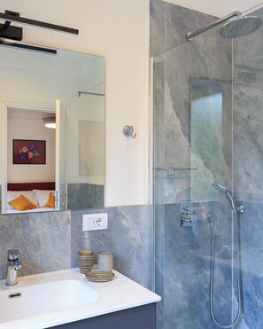 Shower, hair dryer, towels, toilet paper - Sense Rooms - Serenity (Baveno)