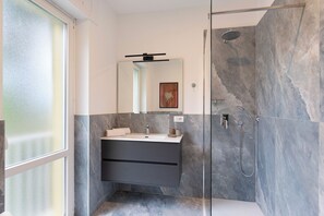 Shower, hair dryer, towels, toilet paper - Sense Rooms - Serenity (Baveno)