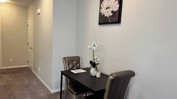 Room, 1 Bedroom | Ruang makan