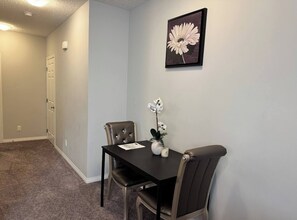 Room, 1 Bedroom | Dining room