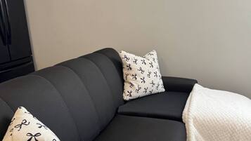 Room, 1 Bedroom | Living area | Books