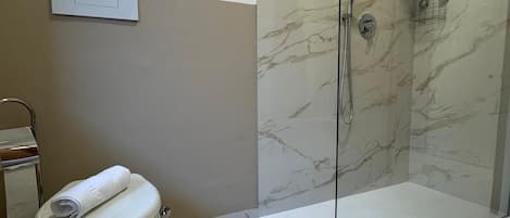 Dusche, Haartrockner, Bidet, Handtücher