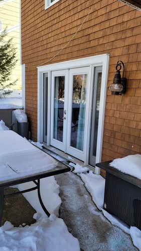 Fully Furnished in-law suite. Patio, Yard. Washer drier all private.Per friendly