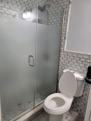 Een haardroger, handdoeken, zeep, toiletpapier