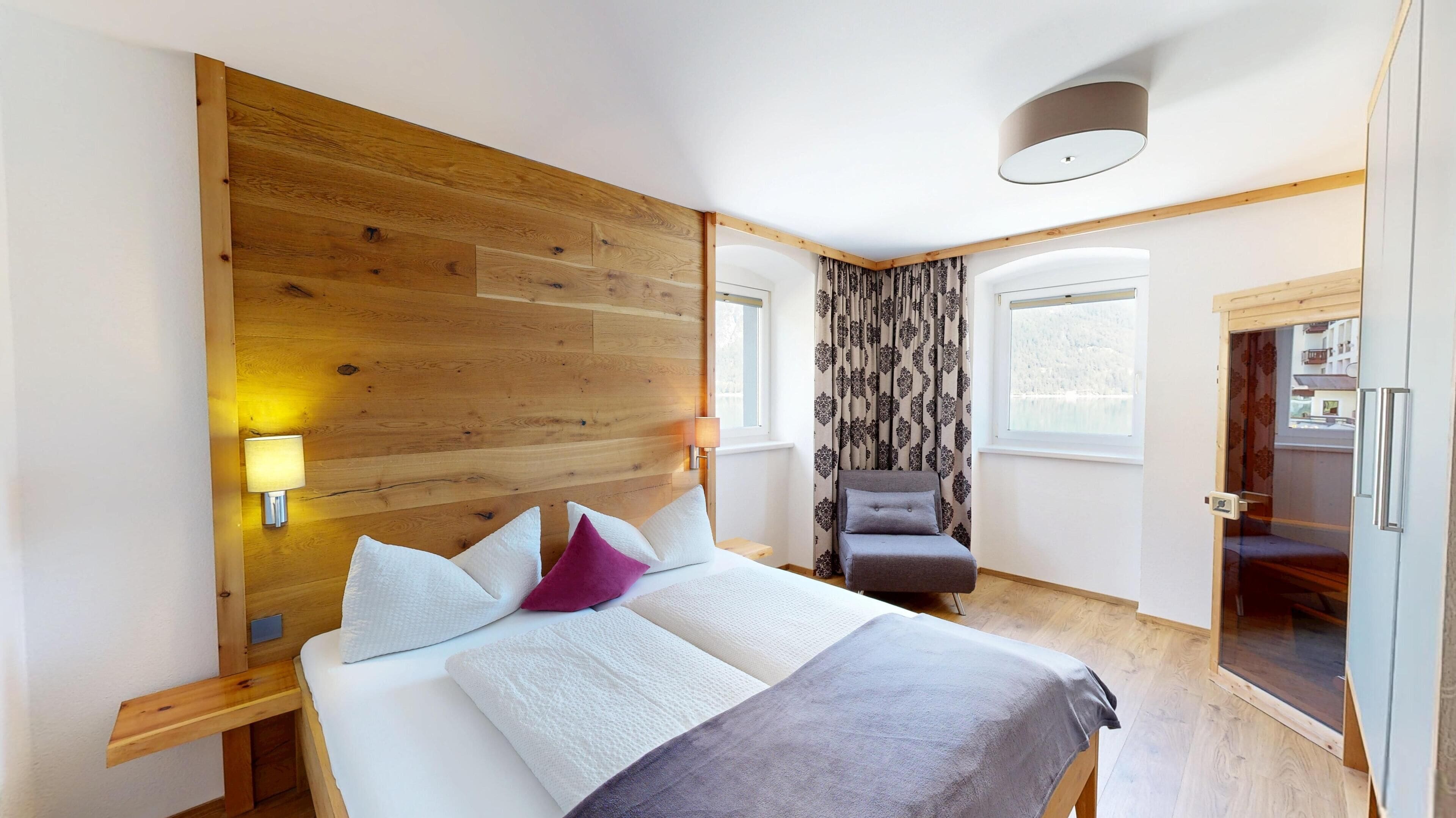 Schlafzimmer mit Seeblick