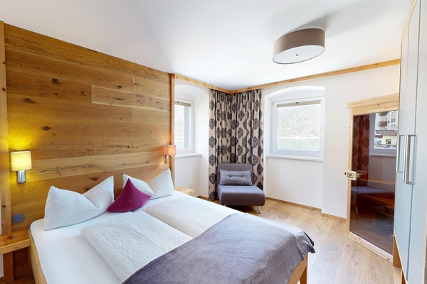 Schlafzimmer mit Seeblick