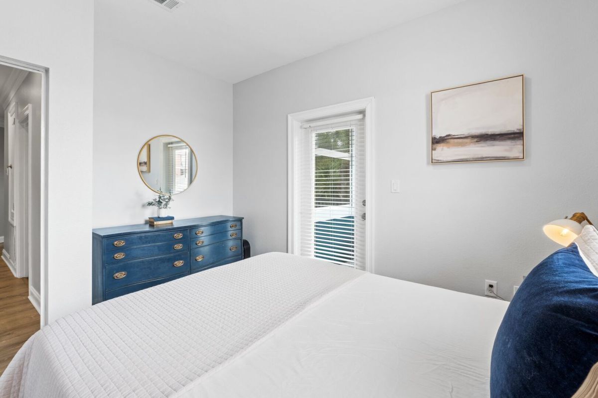 Een bureau, een strijkplank/strijkijzer, gratis wifi, beddengoed