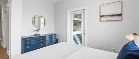 Escritorio, tabla de planchar con plancha, wifi gratis y ropa de cama