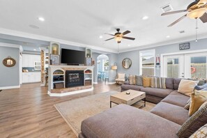 Smart TV, fireplace, table tennis, stereo - Good Vibes: New Mgmt 2026, Relaxing Private Escape w/ Pool & Beach Service (Destin)