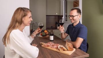 Réfrigérateur, four à micro-ondes, vaisselle et ustensiles