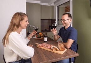 Jääkaappi, mikroaaltouuni, keittoastiat/astiat/ruokailuvälineet