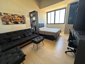 1 dormitorio, tabla de planchar con plancha, wifi y ropa de cama