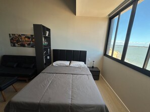 1 dormitorio, tabla de planchar con plancha, wifi y ropa de cama