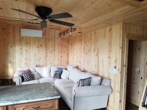 Living area - Fantastic 3-bedroom house with AC in delightful Moultonborough (Moultonborough)