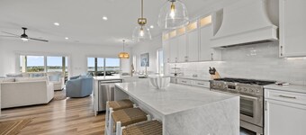 The Jolly Gator #212 Resort Pool, Private Hot Tub, Elevator, Game Room