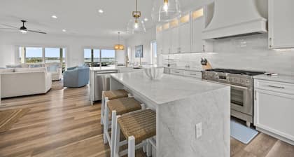 The Jolly Gator #212 Resort Pool, Private Hot Tub, Elevator, Game Room