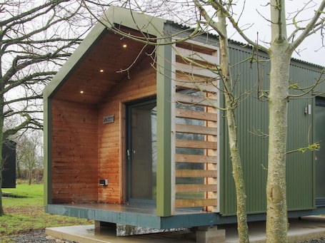 Exterior. Leafy Oaks Cabin