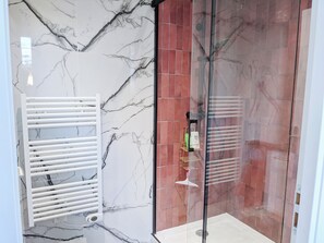 Shower, hair dryer, towels, soap - Reves Paisibles - Rubis - near Orly RER C/D (Choisy-le-Roi)