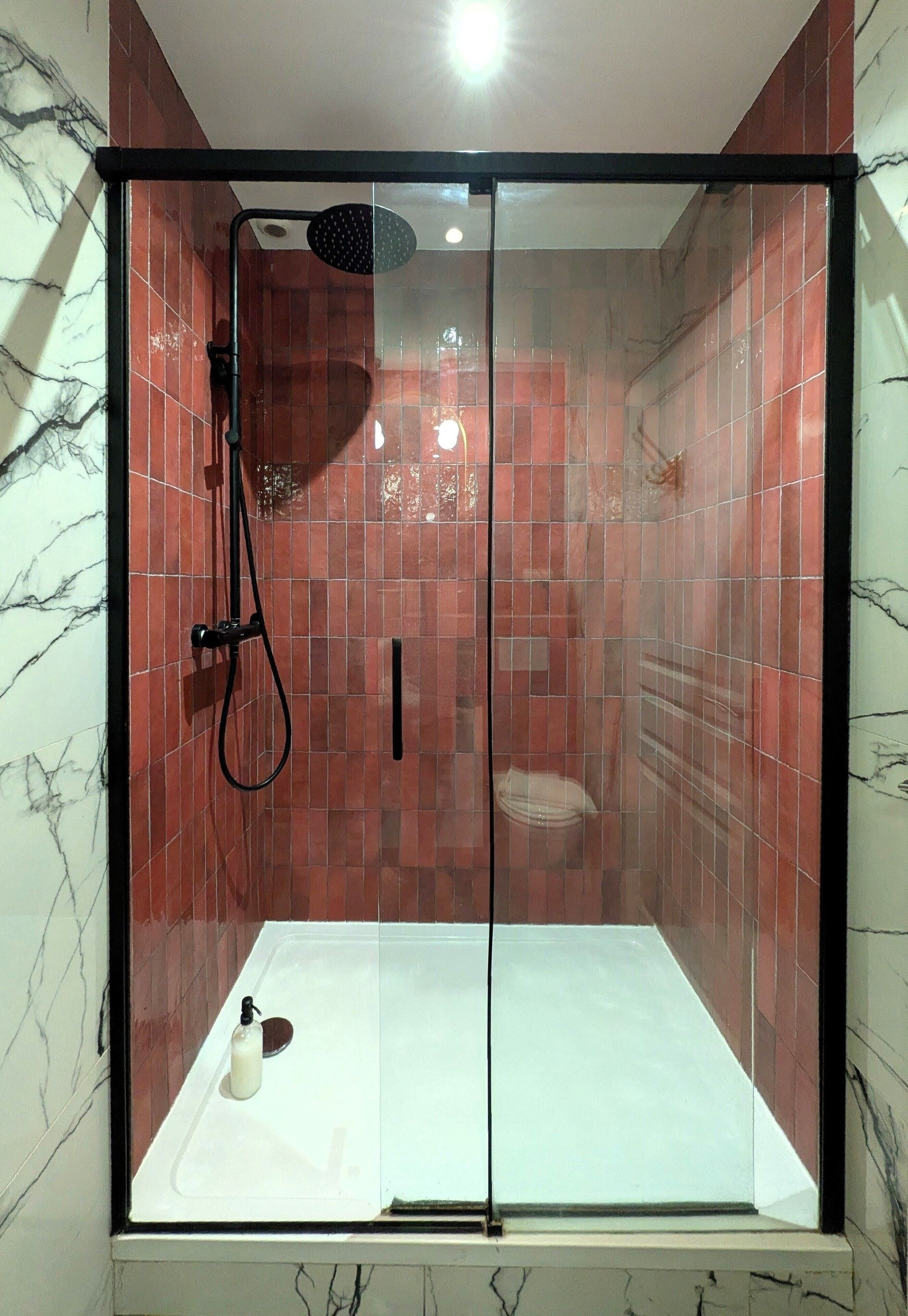 Dusche, Haartrockner, Handtücher, Seife