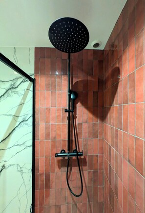 Shower, hair dryer, towels, soap - Reves Paisibles - Rubis - near Orly RER C/D (Choisy-le-Roi)
